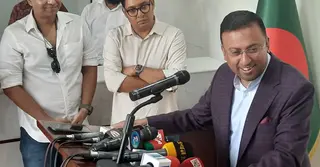 ‘ব্রেকফাস্ট খাইতে ইন্ডিয়া, লাঞ্চ করতে ইন্ডিয়া, ডিনার করতে ইন্ডিয়া—তাহলে নিজের খাবার কখন খাবেন’